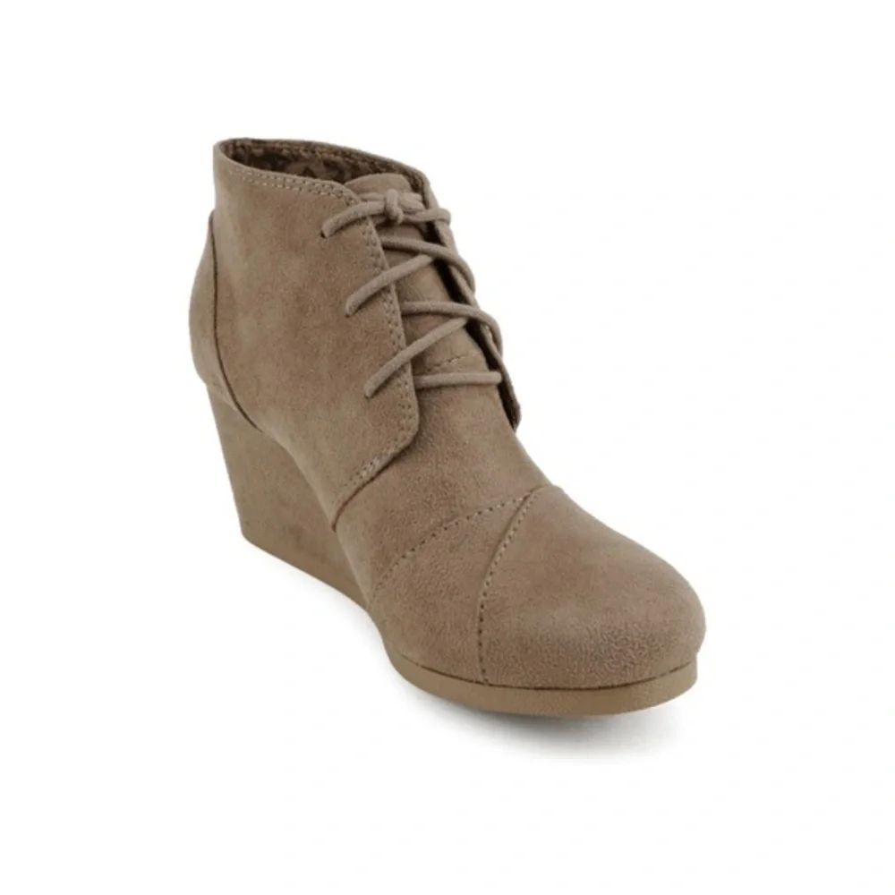 CITY-CLASSIFIED Women's Rex Almond Toe Lace Up Hidden Wedge Ankle Bootie - 7.5